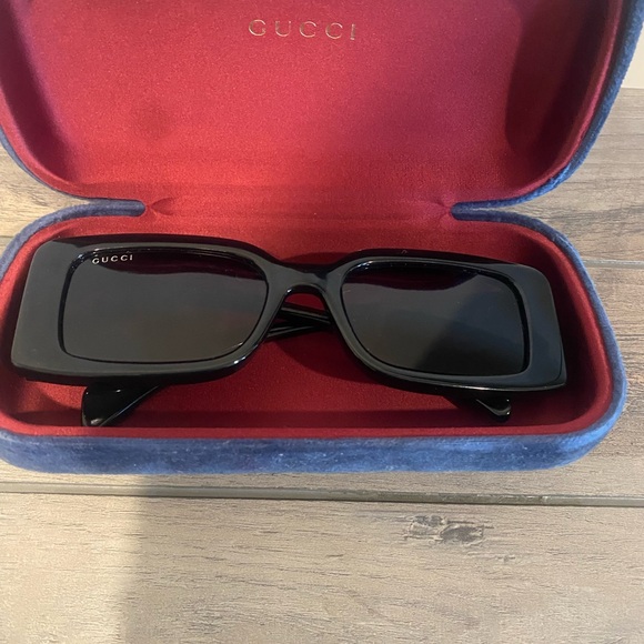 Gucci Black Rectangular Sunglasses - Picture 2 of 7